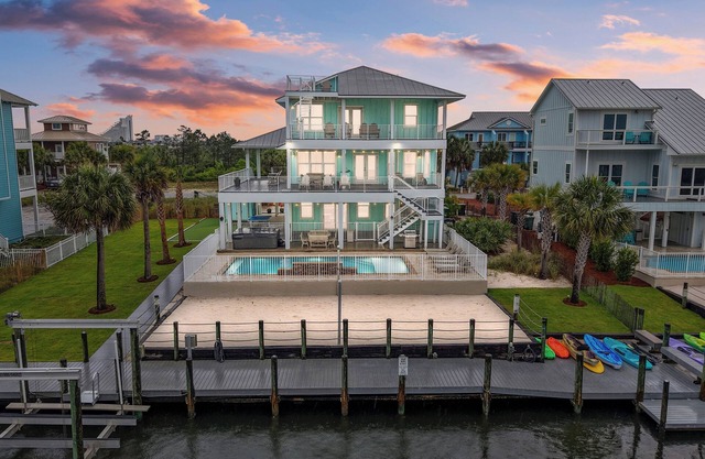 Luxueux Gulf House avec les deux accès à la plage et à la baie. Plage privée et piscine privée