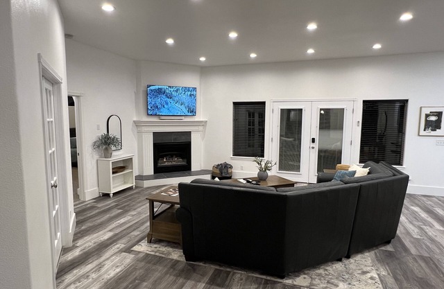 Private Heated Pool & Hot Tub - Centrally Located Upscale 4-Bedroom Home
