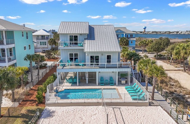 PRIVATE HEATED POOL, PRIVATE BEACH, BOAT DOCK & BAY ACCESS, Volley & Pickleball!