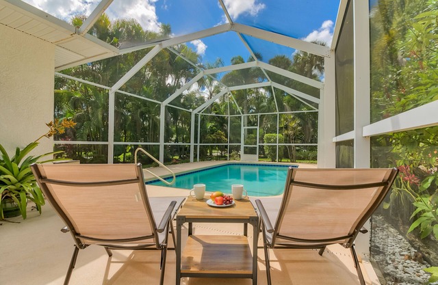 Private Heated Pool & Beach House: 3 King Beds , TVs throughout, 1000mbps WiFi