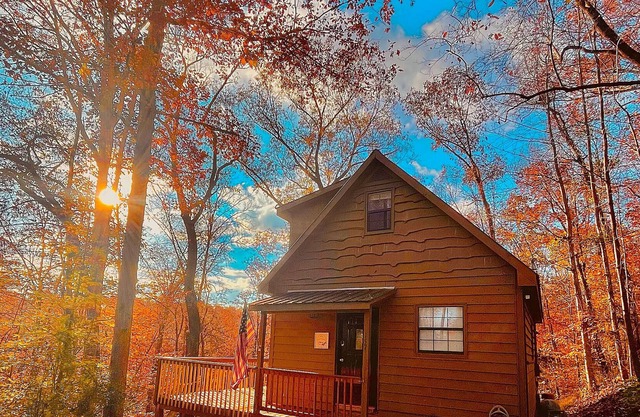 PRIVATE HILL TOP RUSTIC CABIN! 8 MINS TO SQUARE! MOUNTAIN VIEWS DURING FALL!