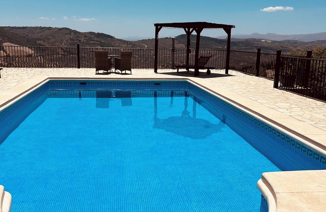 Cottage privé à flanc de colline avec grande piscine privée, climatisation et vues spectaculaires.