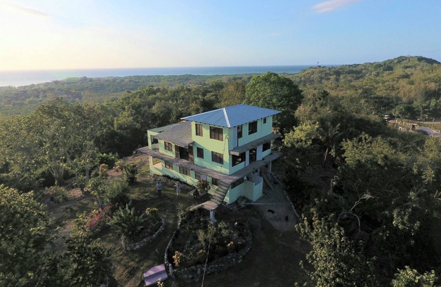 Villa privée dans la jungle au sommet d'une colline