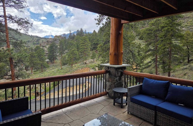 Private Hilltop Retreat ~Panoramic Mountain Views!