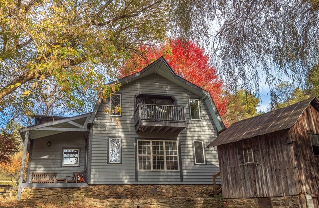 Private Historic Farmhouse Cabin on 30 acres 15 minutes from Asheville