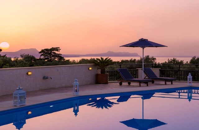 Villa de vacances privée avec vue imprenable et grande piscine privée (manoir Rithymna)
