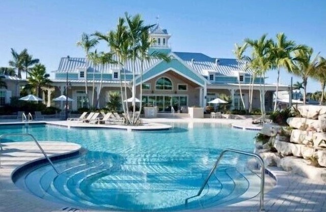 Private home in highly sought after Naples Reserve, loaded with ammenities!