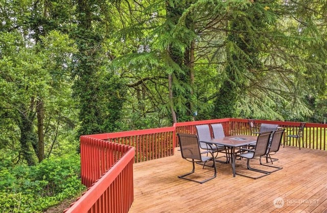 Private Home in marvelous Redmond Neighborhood with fitness room, WiFi, AC