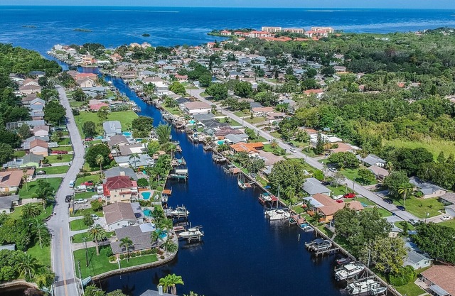 Cozy 2/2 Gulf Coast, Canal House avec un quai, bateau ponton et accès au golfe