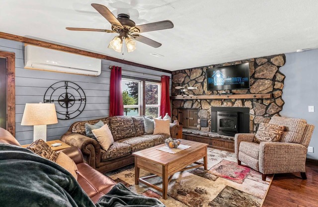 Private Home - Sleep 12! Bring Your Boat, Enjoy The Swim Dock, Pool, and Amazing Views!