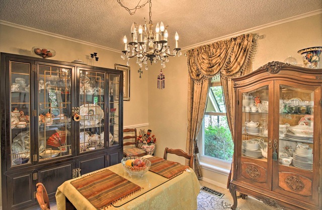Private Home w/ Hot Tub & Patio Near Dtwn Tulsa