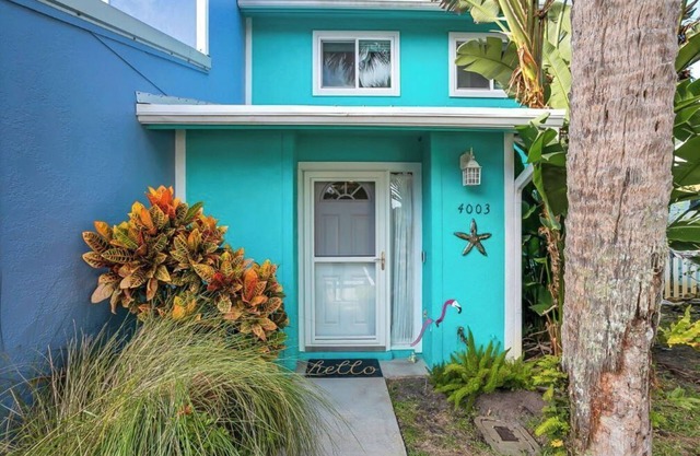 Private home with fenced yard. Walk to the Beach!