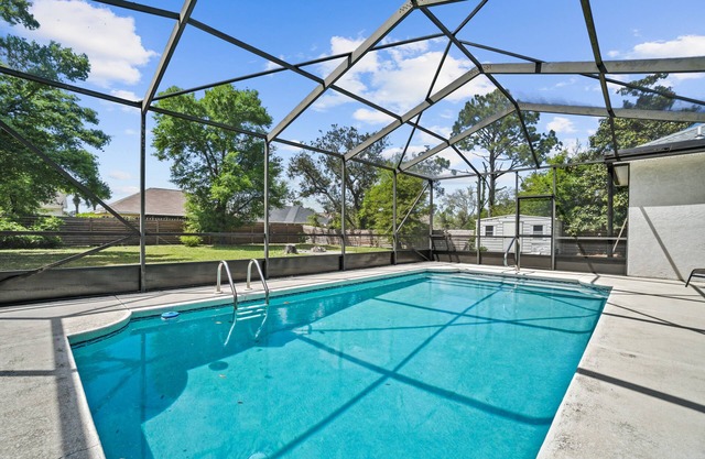 Large Home, Private Pool, 3 Miles to Beach, East end of PCB
