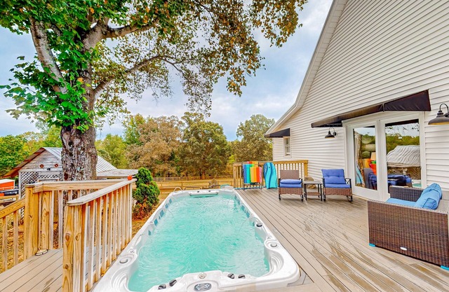 Private home with separate cottage and expansive outdoor space - dogs ok
