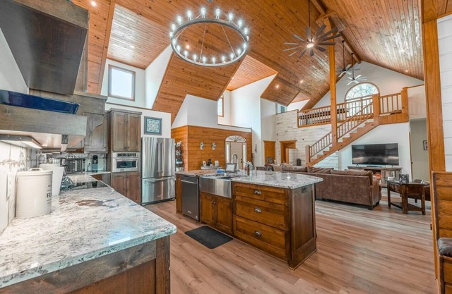 Luxe Hot Springs Cabin on Pond w/ Game Room!