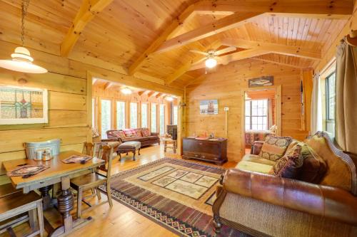 Private Hot Tub and Deck! Secluded Marion Cabin