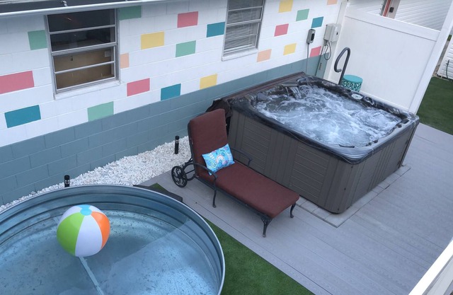 NEW PRIVATE Hot Tub and Stock Tank Pool!! Perfect for 2! 8 mi to Johnson Beach