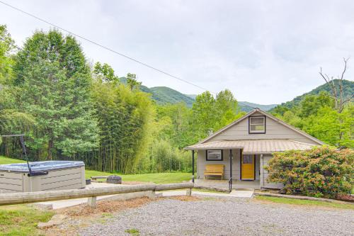 Private Hot Tub Cottage Near Hikes and Pigeon River