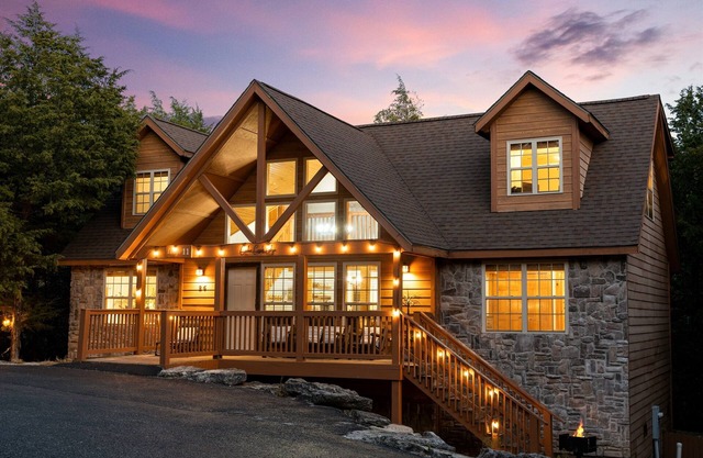 Romantic Secluded Deck w/ Hot Tub. Fireplace.