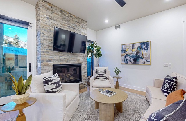 Private Hot Tub, Mountain Views, Near Golf Course and Walk to Lifts