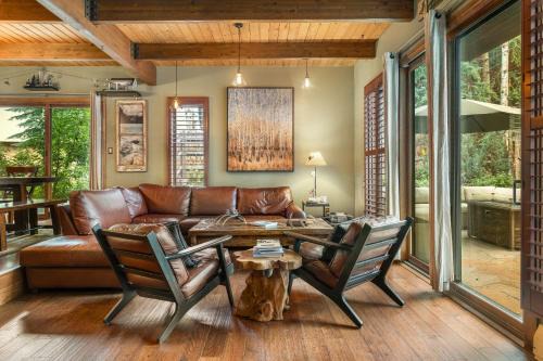 Private Hot Tub, Pet Friendly, Beds for any group dynamic