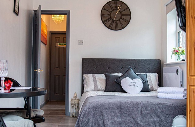 Private Hot Tub, Sauna, Ice Bath & Gym & Apartment