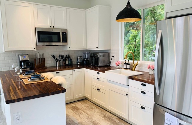 Private Hot Tub w/ Sunset Views, New Remodel, Fireplace/Firepit & Pet Friendly!