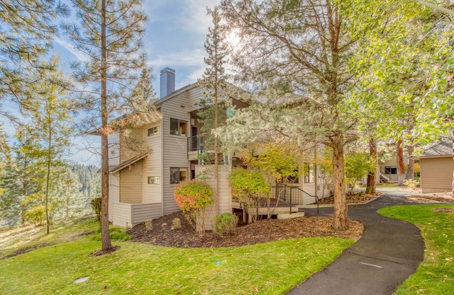 Chambre de style hôtelière privée avec lit Queen situé dans le village de Mount Bachelor Village