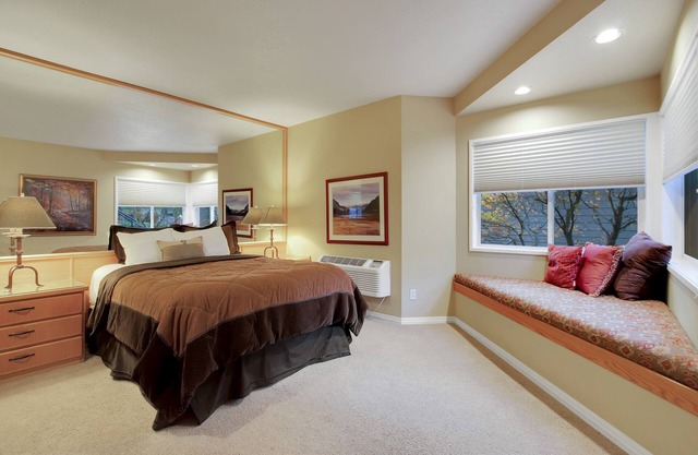 Suite privée de style hôtel à Bend avec accès au centre de remise en forme.