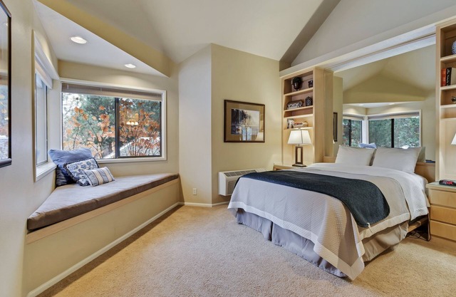 Suite privée de style hôtel à Bend avec accès au centre de remise en forme.