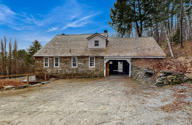 Private house & cottage, pond, mountain view, balcony, outdoor dining, fireplace