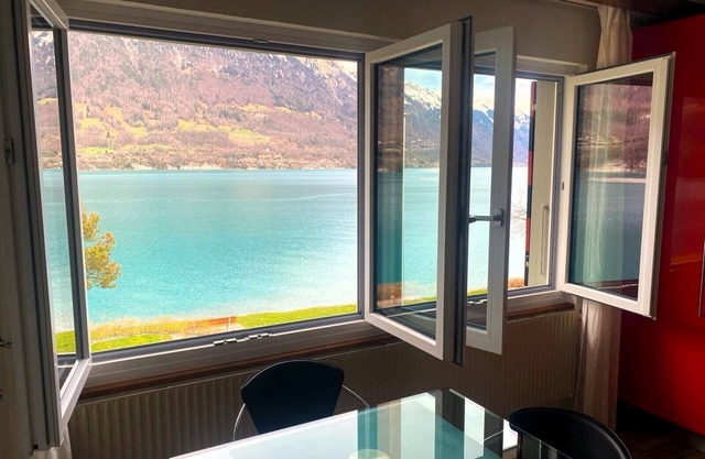 Appartement 2 au bord du lac. Vues incroyables et emplacement paisible. Très populaire.