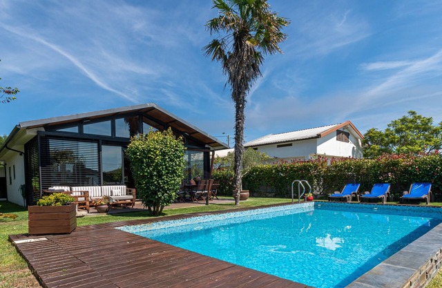 Maison privée avec piscine privée chauffée.