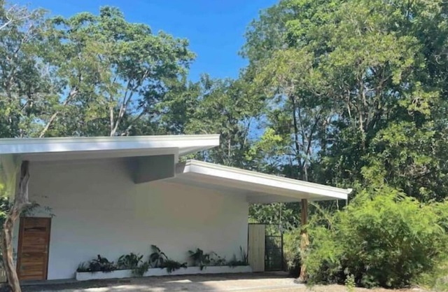 Private & huge modern home on wildlife rich creek.