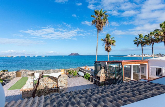 Belle et spacieuse villa avec accès direct à la mer. Vues imbattables