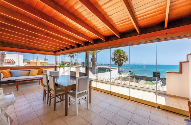 Villa première ligne de plage avec la terrasse de la mer, calme