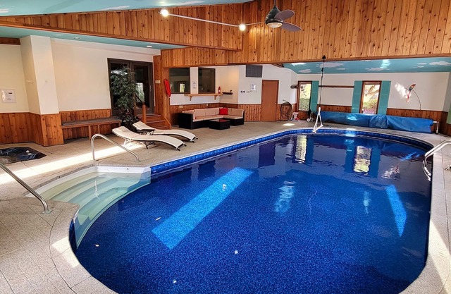 Private INDOOR HEATED POOL + Hot Tub + Game Room - Family Friendly