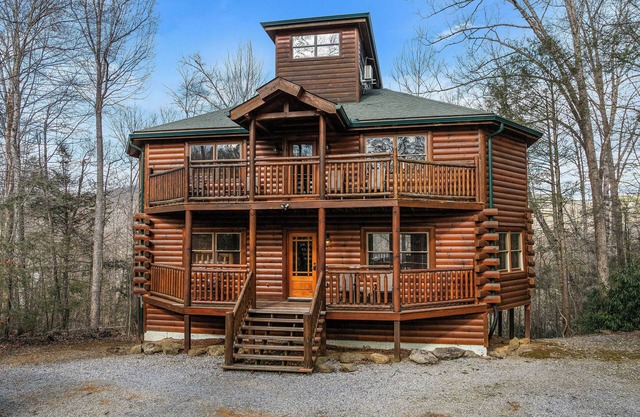 Private Indoor Pool, Hot Tub, Fire Pit, Pool Table, Free Attractions!