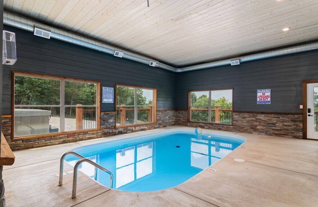 Chateau Court avec piscine intérieure 12 CAC accès au lac énorme