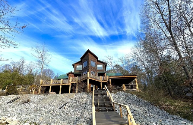 Private indoor pool Spacious Upgraded Lake Cabin. Perfect for Family Gatherings