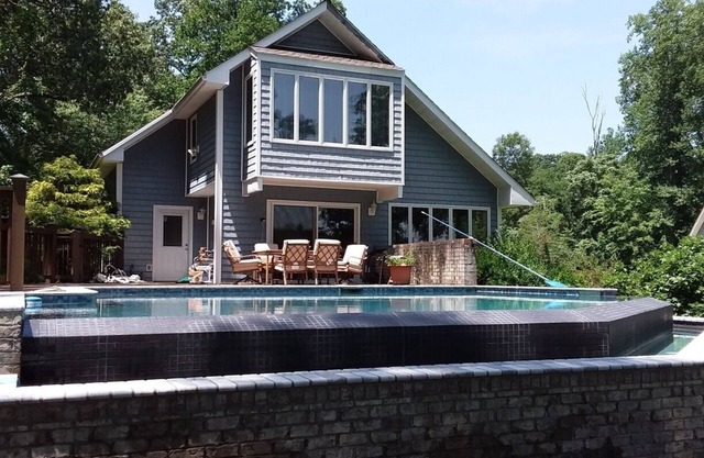 Retraite contemporaine au bord de l'eau avec une grande piscine à débordement