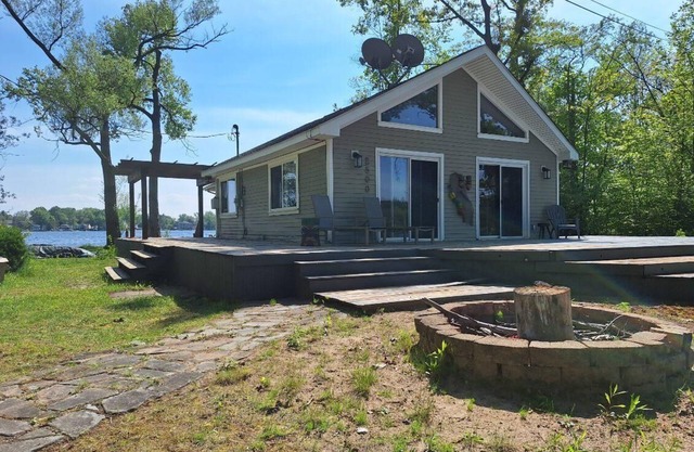 Private Island Getaway. 360 Water views. PONTOON BOAT INCLUDED!!
