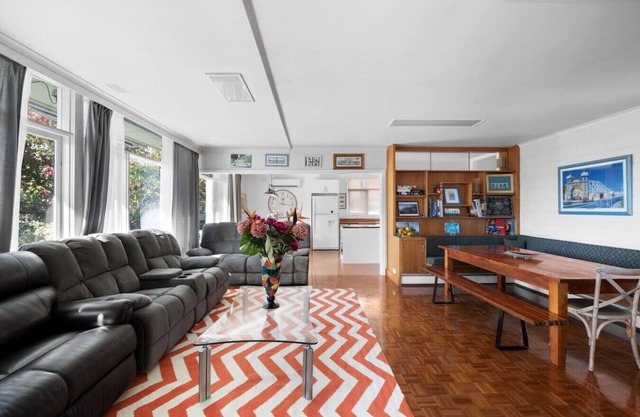 Private king guest suite w/free parking