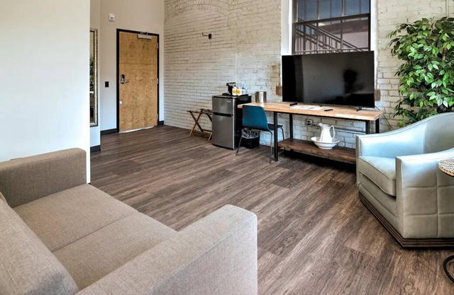 Private King Room Retreat in Historic Downtown!