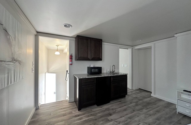 Clean and Cozy 1-bedroom. king bed, 70” smart TV, WiFi, AC in adorable Cass City