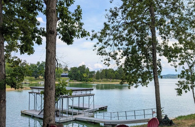 Private Lake Access + Private Boat Slipn20 minutes to Dollywood