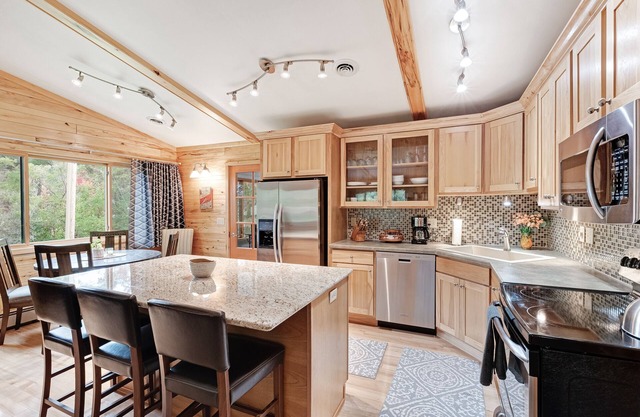 Maison privée au bord du lac w / quai de bateau, cheminée, grande cour - chiens bienvenus!