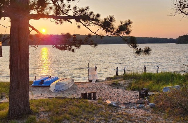 Cottage Lakefront isolé sur 14 acres avec de magnifiques vues sur le coucher de soleil!