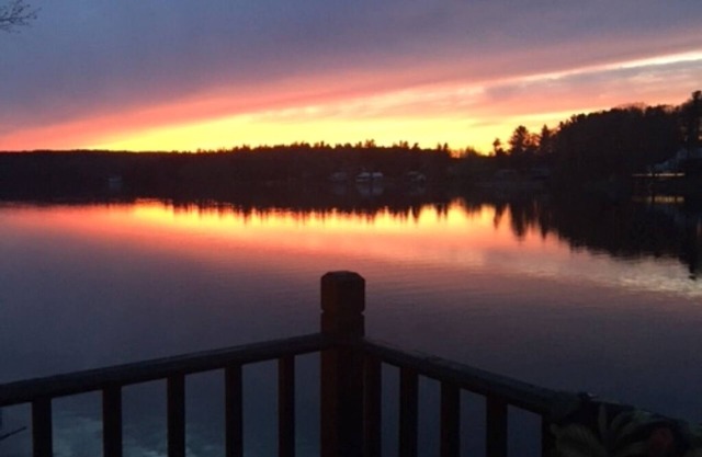 Private lakefront cottage on Pleasant Lake