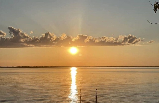 Private Lakefront Cottage w/ Spectacular Sunsets!